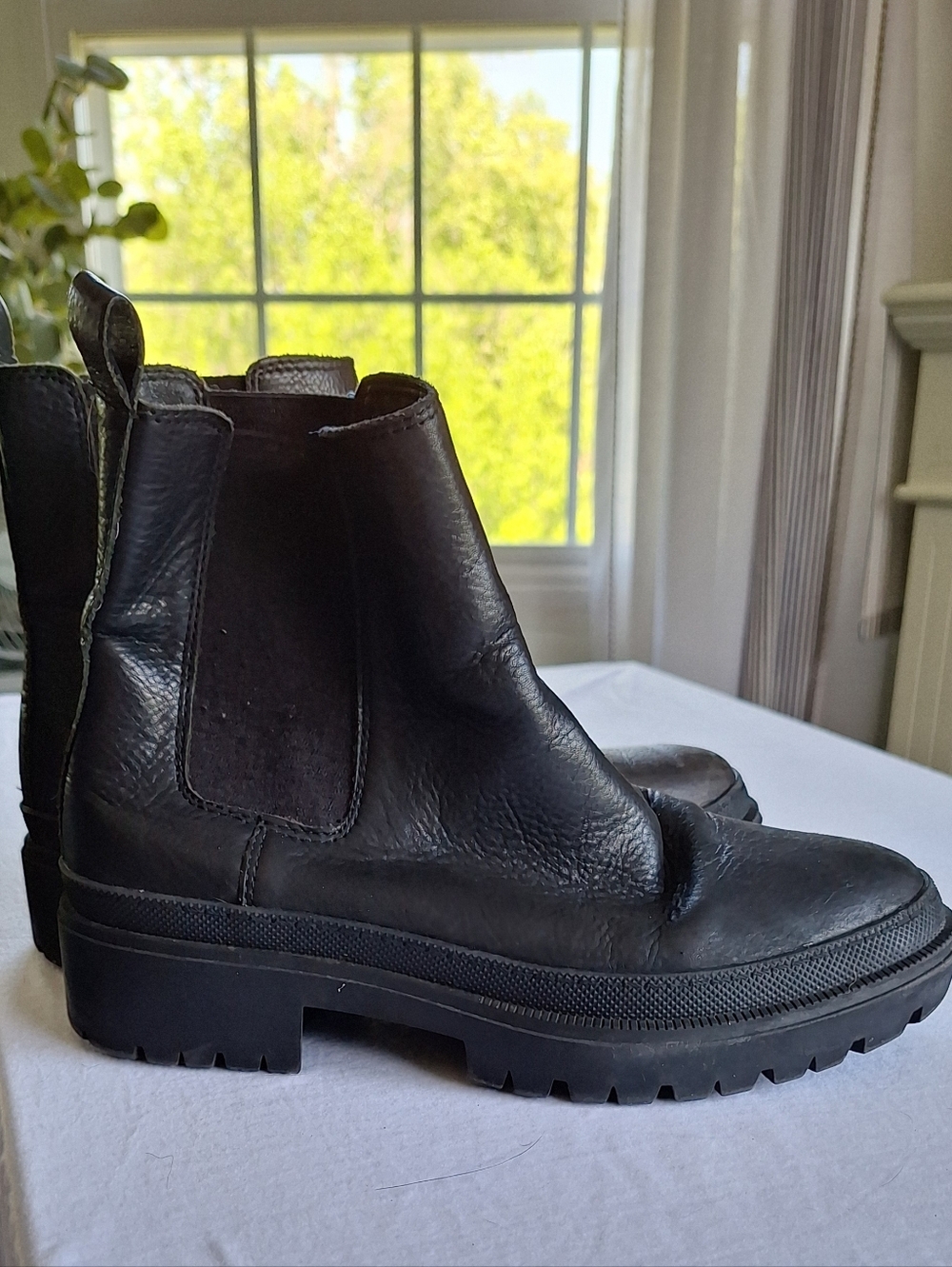 Lucky Brand Black Leather Chelsea Boots Lug Sole Pull-On Women’s Size 8